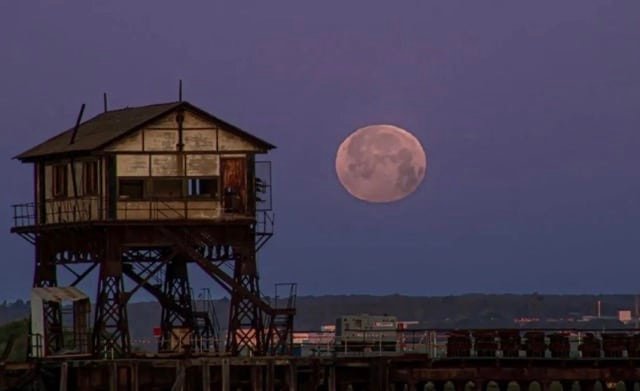 muelle de Tharsis de noche con la luna