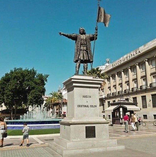 Estatua Colon plaza de las monjas