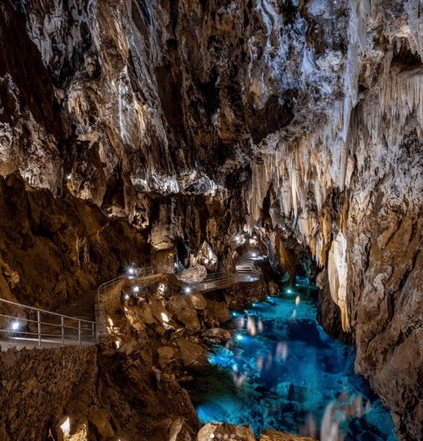 Gruta de las Maravillas desde lejos