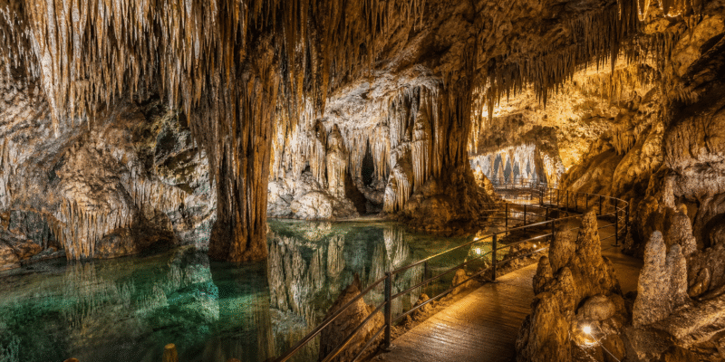 Interior de la Gruta de las Maravillas con formaciones y lago subterráneo