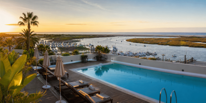 Hotel con piscina junto a la ría de El Rompido y la costa de Huelva al fondo
